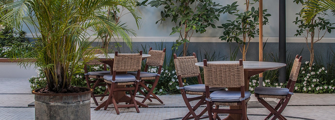 פינות ישיבה בחצר המלון - הנורמן מלון בוטיק תל אביב